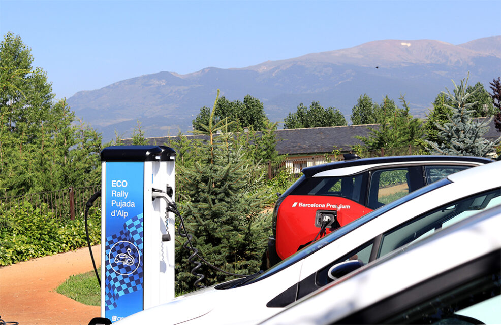 El sistema Master-Slave de Circontrol carga los vehículos eléctricos de la primera EcoTrobada de Alp